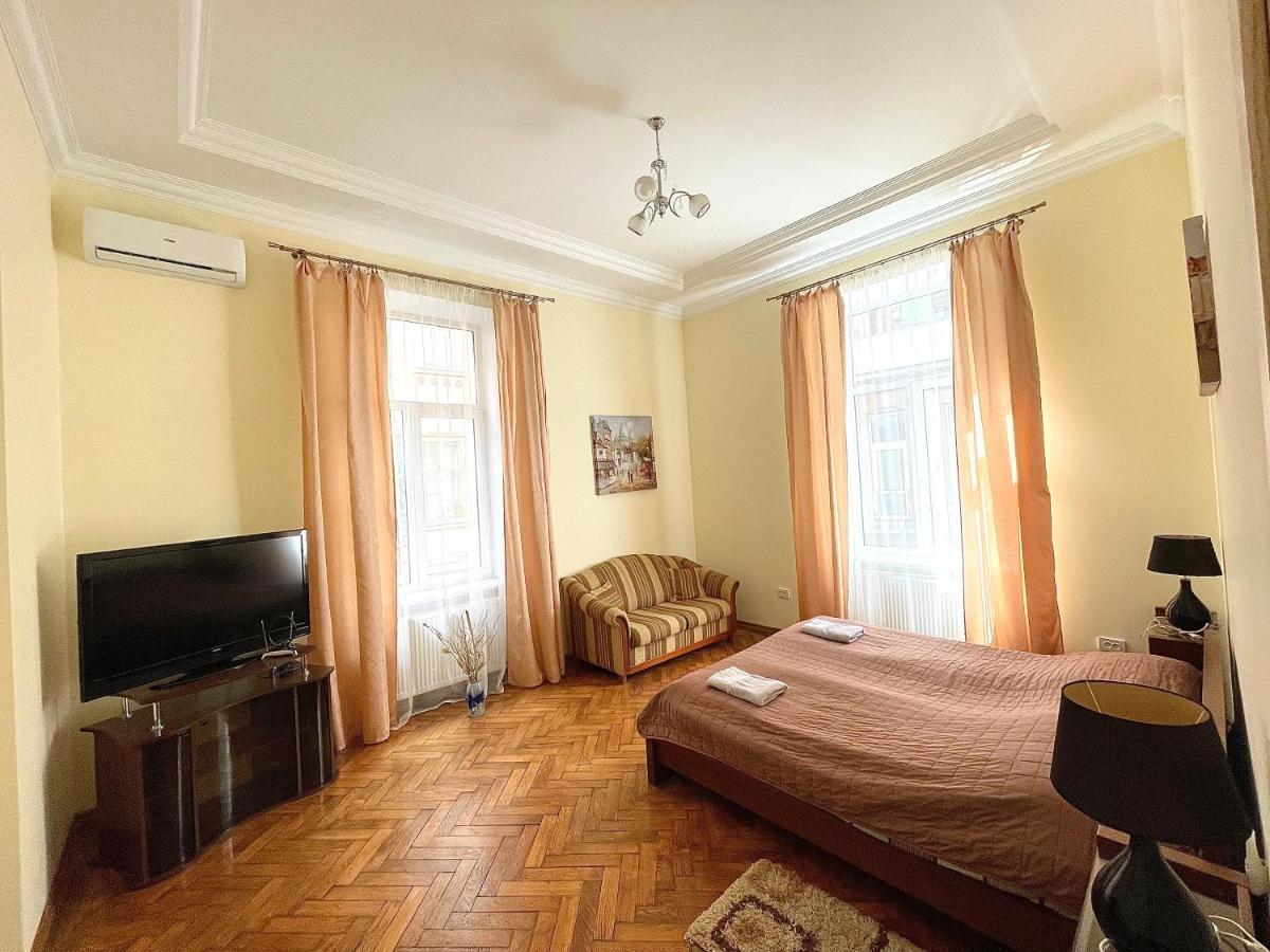 3 Rooms Apartments In The City Centr Lviv Exterior photo