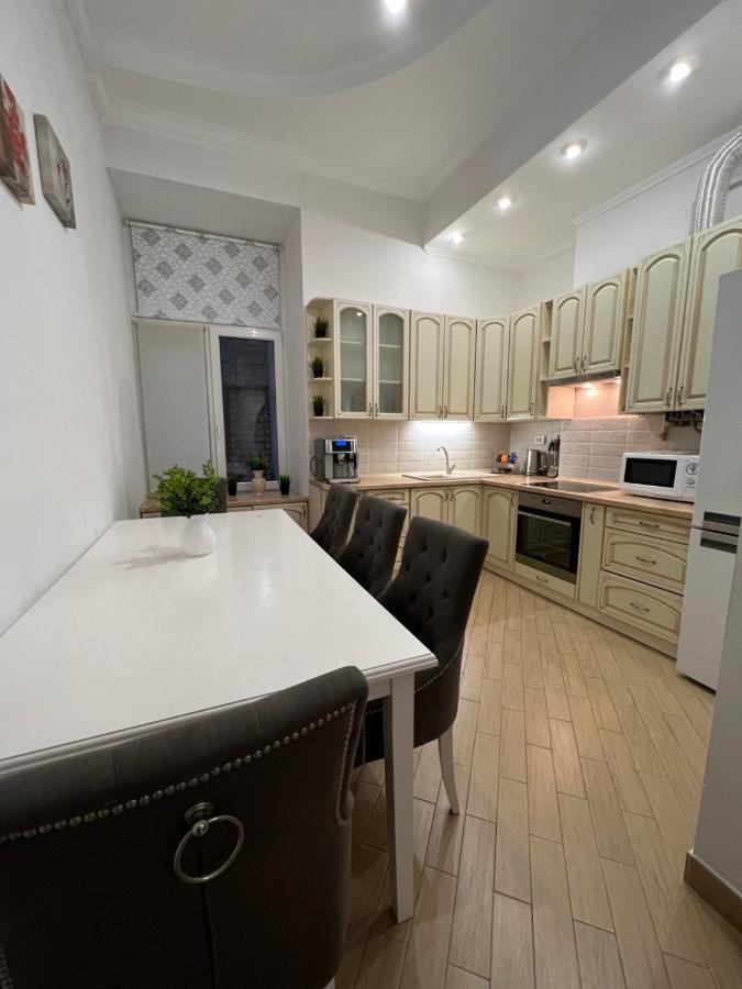 3 Rooms Apartments In The City Centr Lviv Exterior photo
